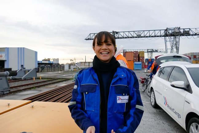 Reporterin Claire Oelkers am Hafen Rhein Cargo für den Dreh Zeitarbeit bei Galileo